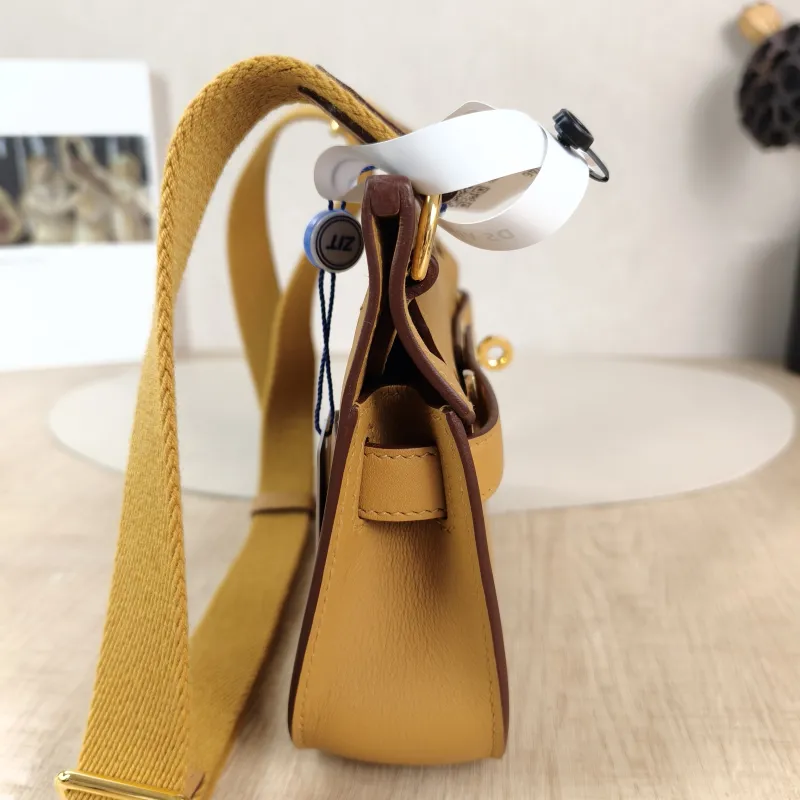Hermès Crossbody Bag Jypsiere 23 4B Swift Calfskin Mini 23 × 5 × 17 cm W — detail view 10 of 12