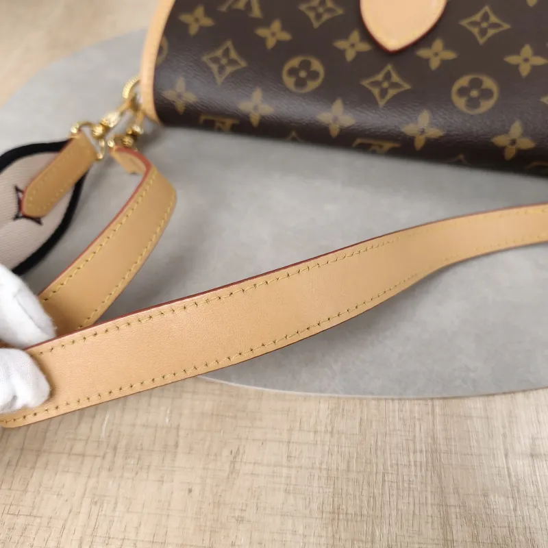 Louis Vuitton Crossbody Bag Diane Baguette Bag Shoulder Strap PVC Small24 × 9 × 15 cm — detail view 20 of 21