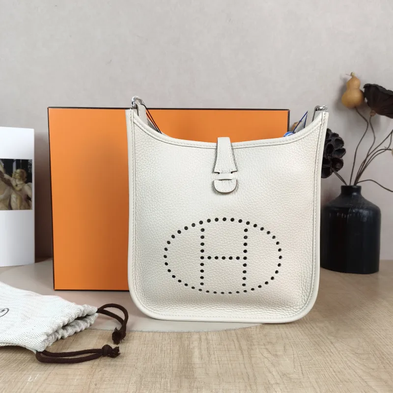 Hermès Crossbody Bag Evelyne 23 23 10Craie Taurillon Clemence TC Calfskin 23 × 6 × 24 cm G — cover view 5 of 6