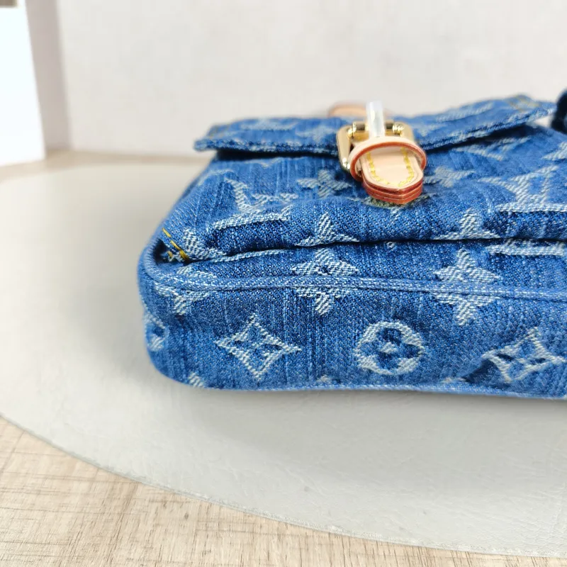 Louis Vuitton Shoulder Bag Pochette Accessories Cargo One Size 23.5 × 3 × 14 cm — detail view 1 of 11