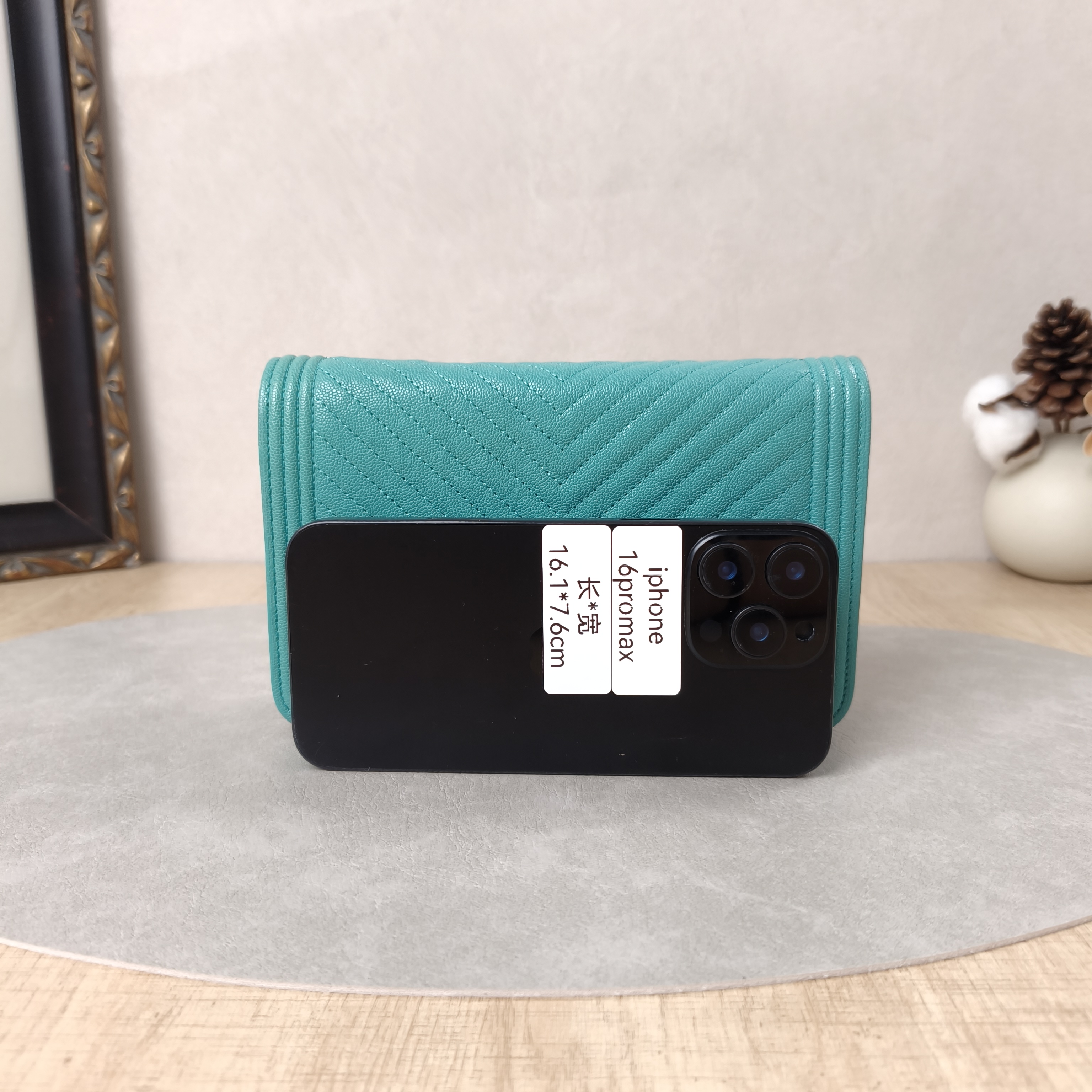 Chanel Crossbody Bag Le Boy WOC v Calfskinmini19.2 × 3.5 × 12.3 cm — cover view 4 of 10