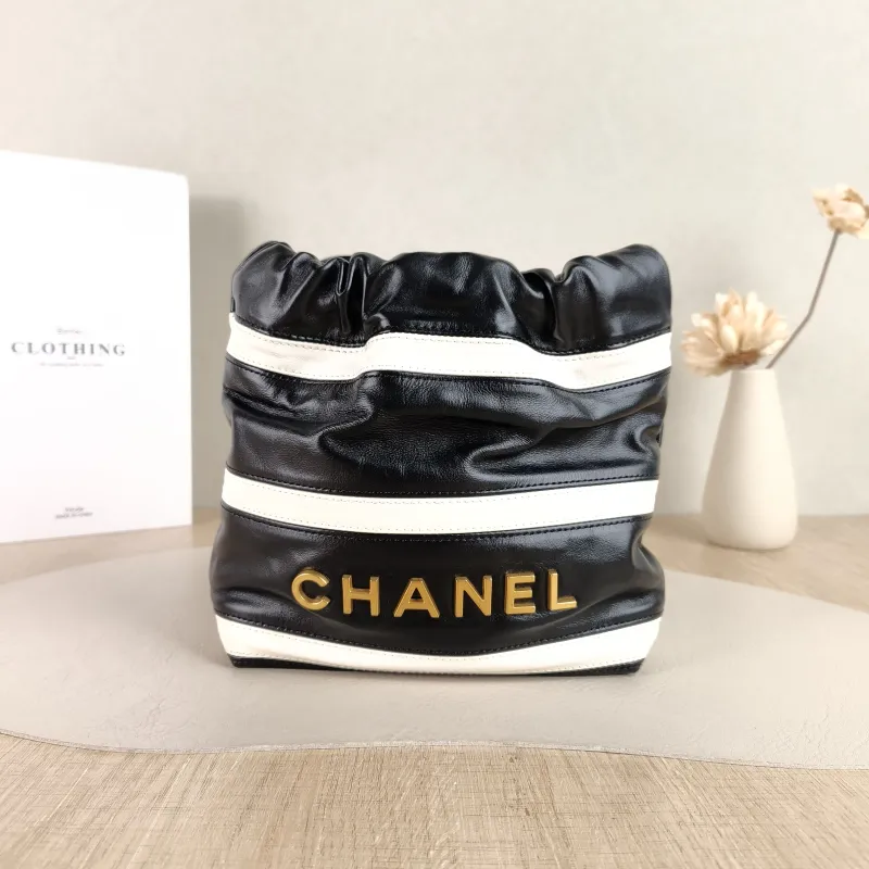 Chanel Crossbody Bag22Bag Black White Calfskinmini20 × 6 × 19 cm