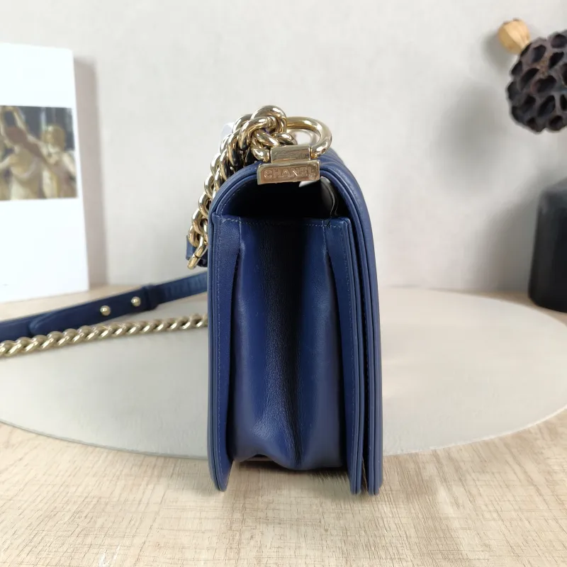 Chanel Crossbody Bag Le Boy​Navy Medium25 × 9 × 15 cm — detail view 5 of 14
