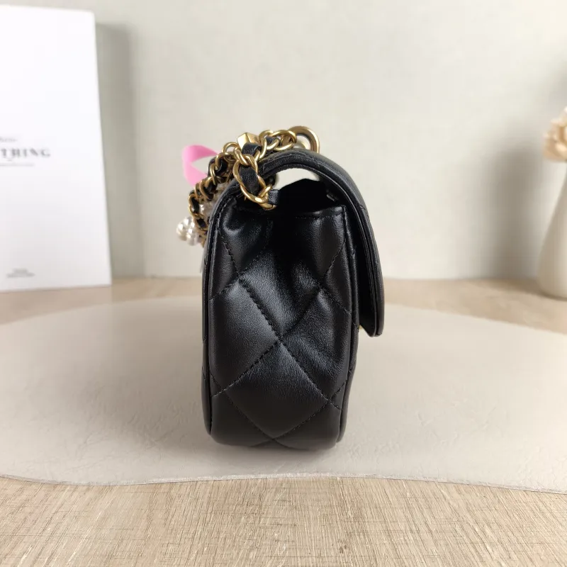 Chanel Crossbody Bag Pearl Black Lambskin Small 19 × 6 × 14 cm — detail view 4 of 11
