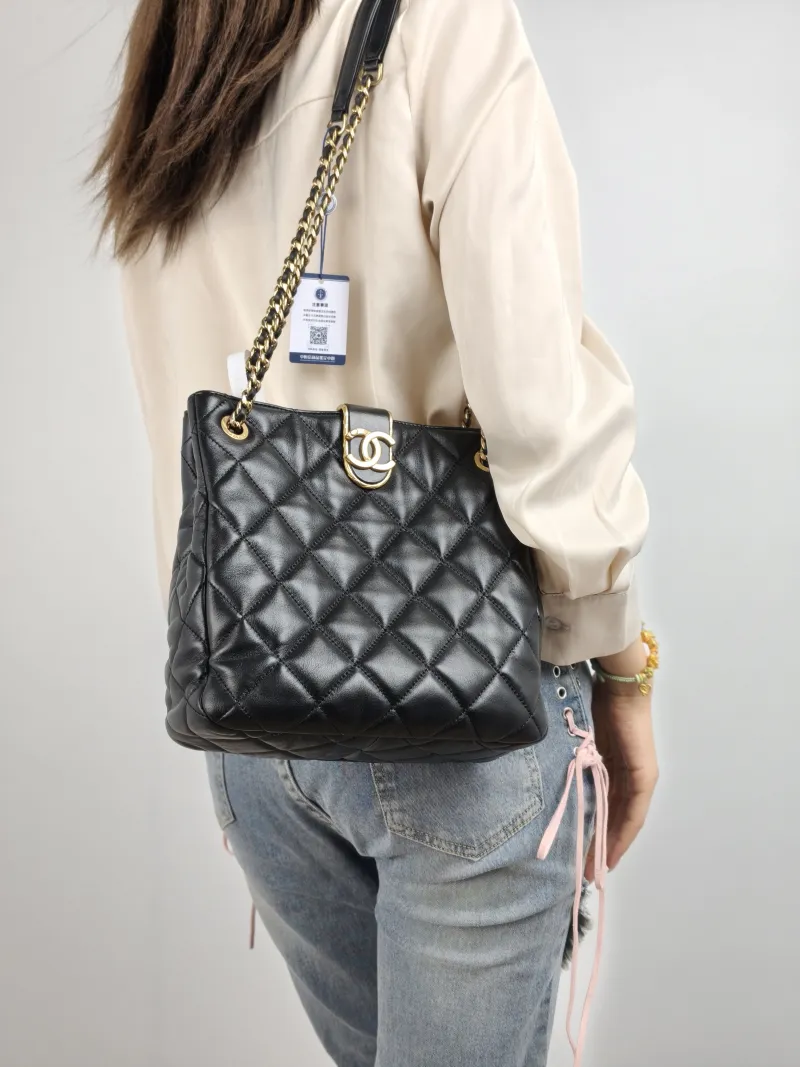 Chanel Shoulder Bag tote Black Lambskin One Size 23 × 8 × 23 cm — on-model view 2 of 2
