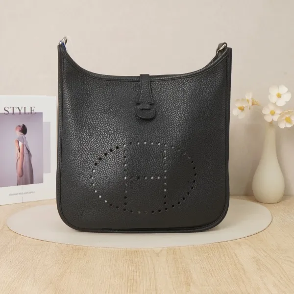 Hermès Crossbody Bag Evelyne 29 29Black Clemence Taurillon TC Calfskin29 × 8 × 30 cm