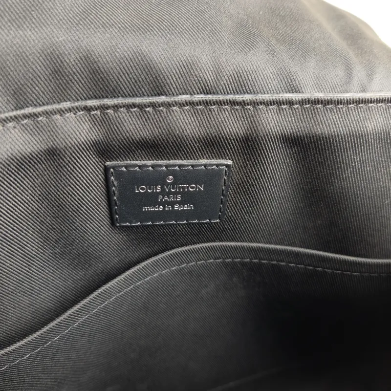 Louis Vuitton Crossbody Bag District Messenger Bag Monogram PVC Small 25 × 7 × 22 cm — detail view 2 of 11