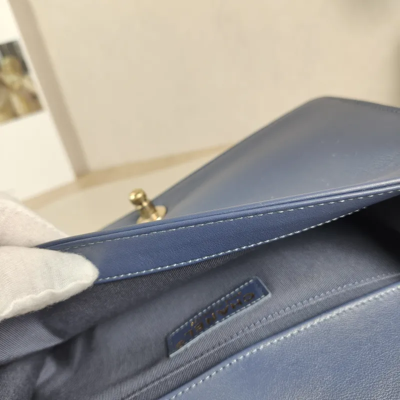 Chanel Crossbody Bag Le Boy​Navy Medium25 × 9 × 15 cm — detail view 1 of 14