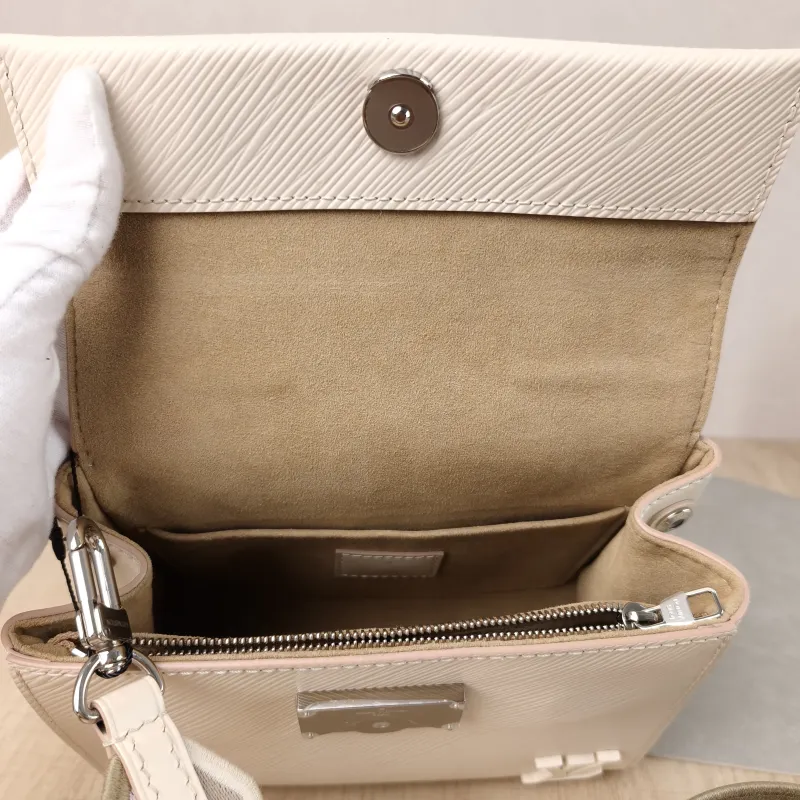 Louis Vuitton Crossbody Bag CLUNY White Epi Embossed Calfskin Mini 20 × 7.5 × 16 cm — detail view 13 of 13