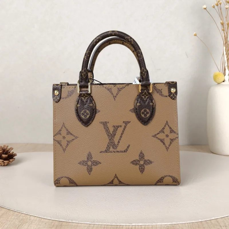 Louis Vuitton Crossbody Bag Onthego BB Monogram PVCBB18 × 8.5 × 15 cm — cover view 3 of 5