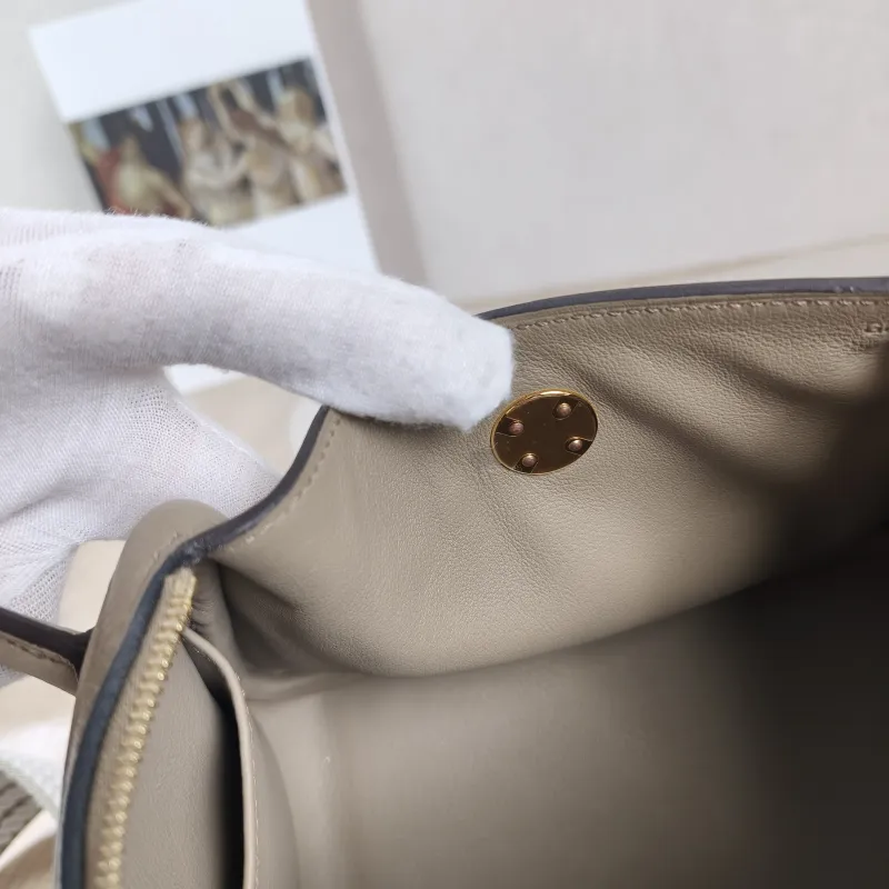 Hermès Crossbody Bag Lindy Mini 19 8Q Beige TC Calfskin Mini 19 × 9.5 × 13 cm G — detail view 5 of 12