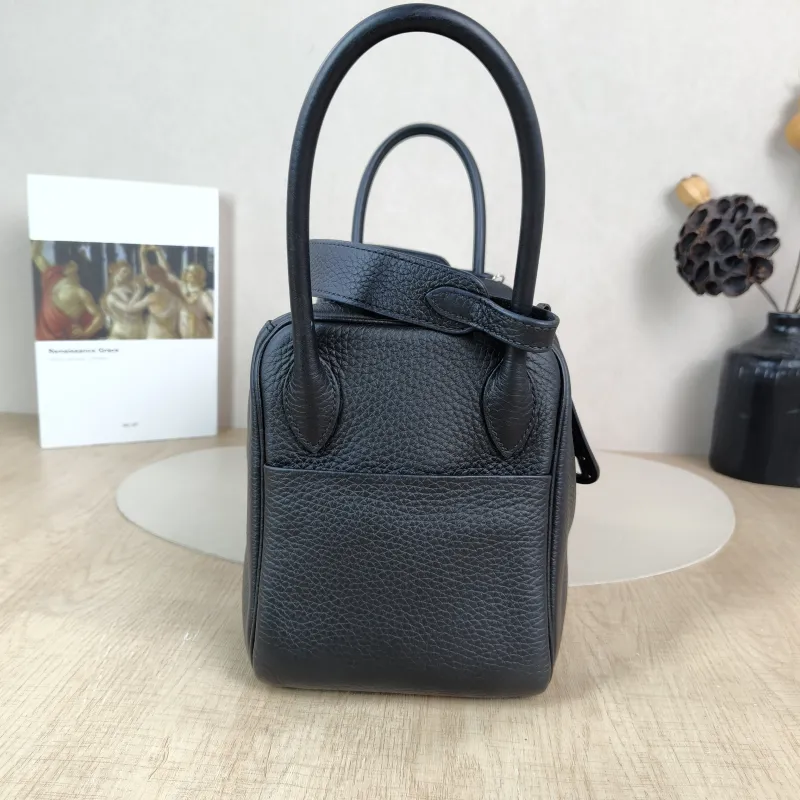 Hermès Crossbody Bag Lindy 26 89Black Taurillon Clemence TC Calfskin Small 26 × 12 × 18 cm B — detail view 7 of 11