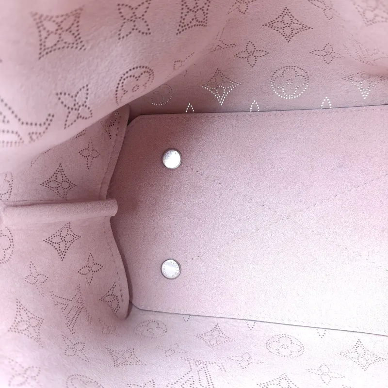 Louis Vuitton Crossbody Bag BELLA Calfskin 22 × 14 × 19 cm — detail view 8 of 10