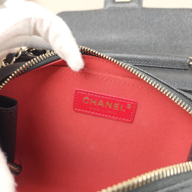 Chanel Crossbody Bag Edition Black Grained Calfskin 18 × 6 × 13.5 cm Microchip Edition — detail view 4 of 14