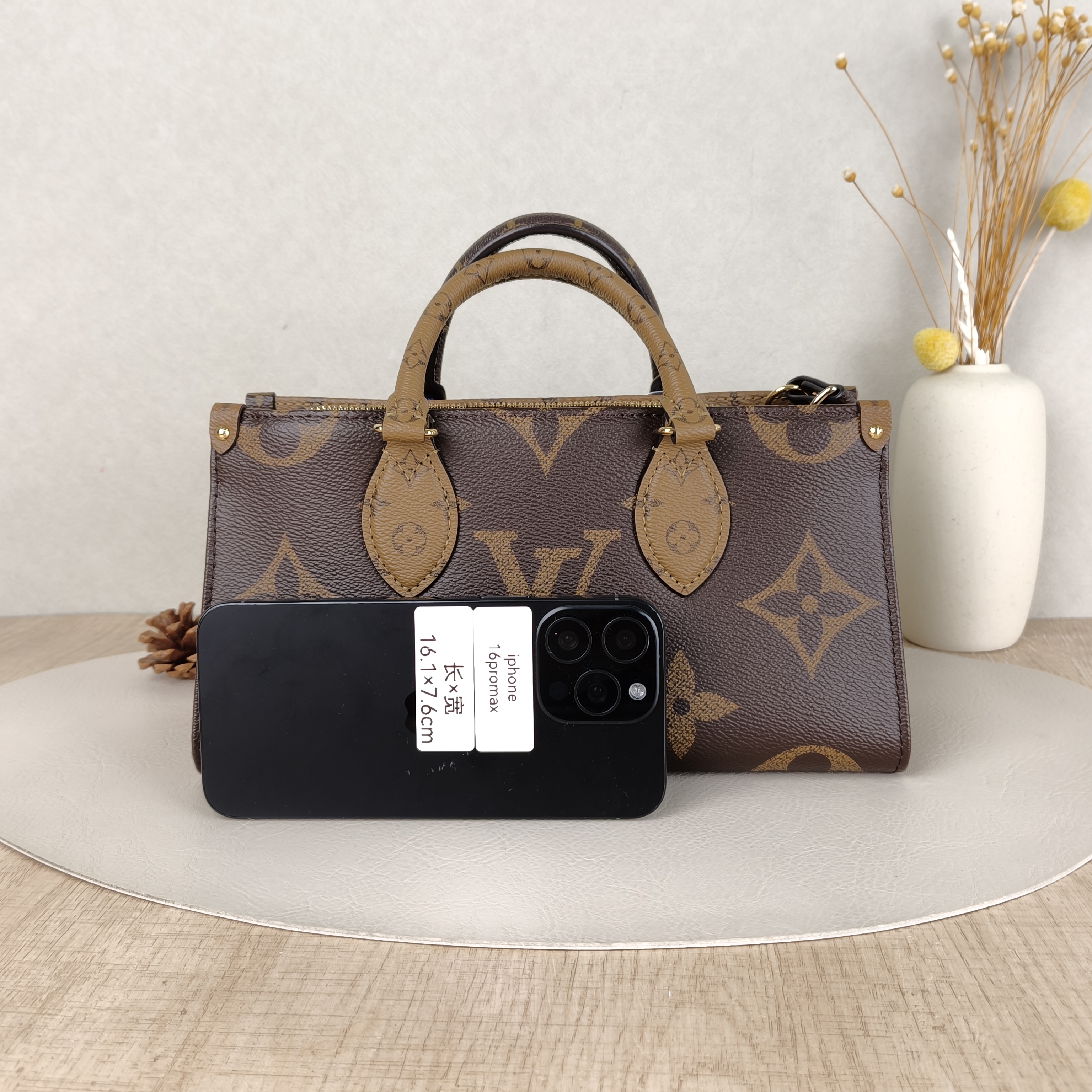 Louis Vuitton Crossbody Bag Onthego East West Monogram PVC Small25 × 10 × 13 cm — cover view 2 of 5