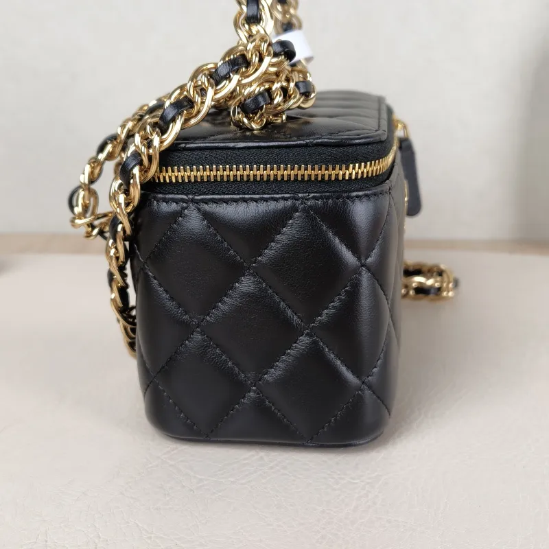 Chanel Crossbody Bag Edition Black Lambskin Mini 16 × 8 × 9.5 cm — detail view 4 of 15