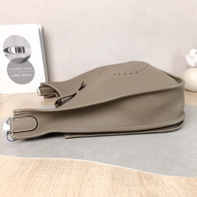 Hermès Crossbody Bag Evelyne 29 29 Taurillon Clemence TC Calfskin Small 29 × 8 × 30 cm W — detail view 5 of 12