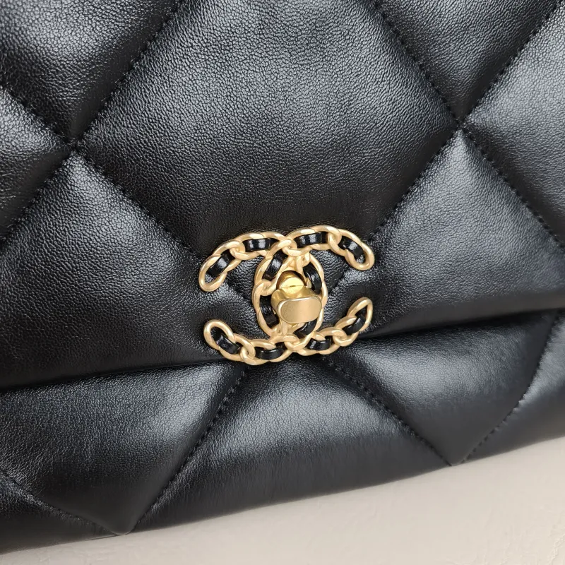Chanel Crossbody Bag 19Bag Black SL ambskin Small 26 × 9 × 16 cm — detail view 6 of 13