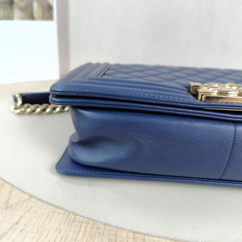 Chanel Crossbody Bag Le Boy​Navy Medium25 × 9 × 15 cm — detail view 11 of 14
