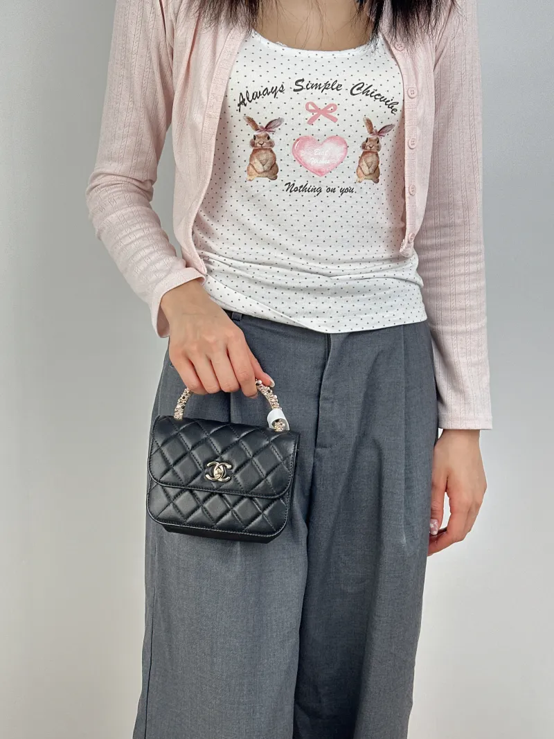 Chanel Crossbody Bag26c Pearl Black Lambskinmini15 × 5.5 × 10.5 cm — on-model view 3 of 3