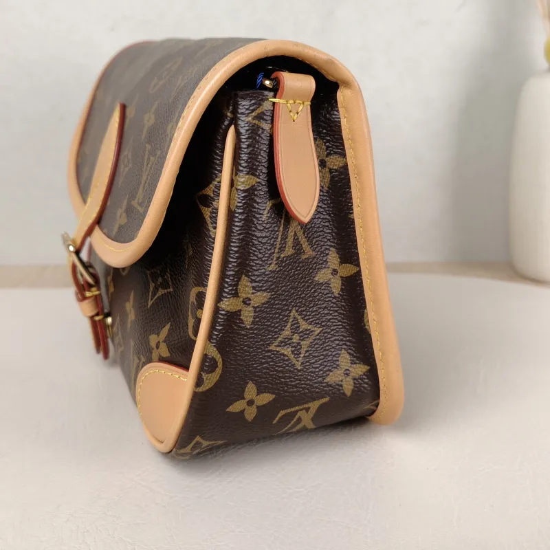 Louis Vuitton Crossbody Bag Diane Baguette Bag Shoulder Strap PVC Small 24 × 9 × 15 cm — detail view 11 of 14