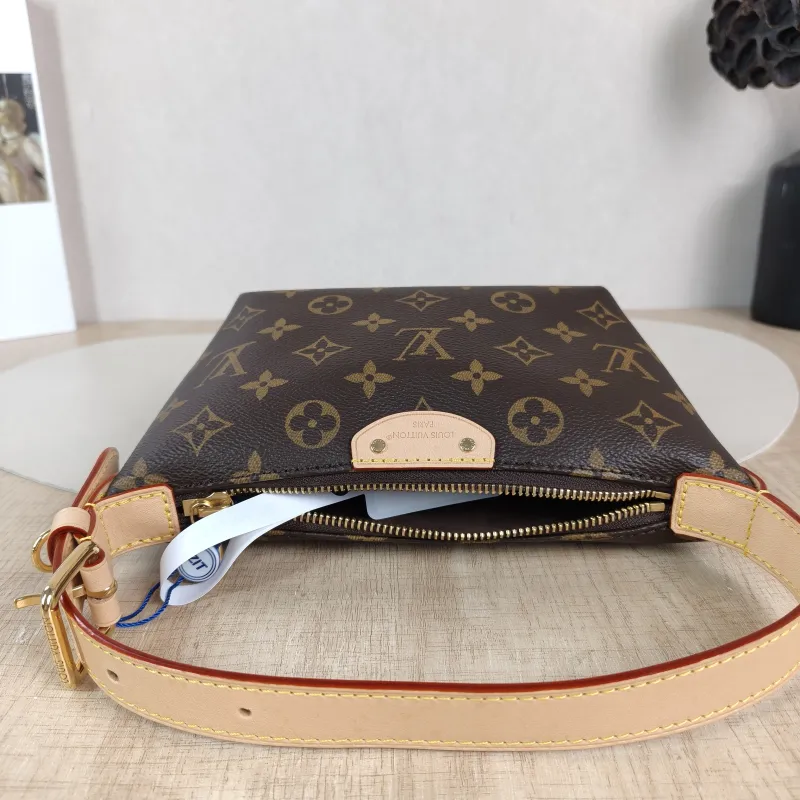 Louis Vuitton Shoulder Bag Pochette Hills Monogram PVC One Size 18.5 × 6.5 × 11 cm — detail view 10 of 10
