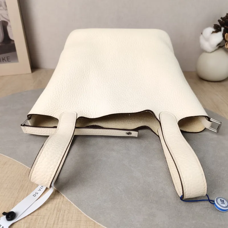 Hermès Top Handle Bag Picotin Lock 18 18 10Craie Taurillon Clemence TC Calfskin Small 18 × 13 × 18 cm Z Conditioned — detail view 12 of 12