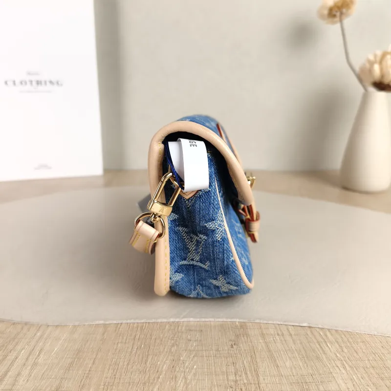 Louis Vuitton Crossbody Bag Diane Baguette Bag Blue nano 19 × 6 × 10.5 cm — detail view 9 of 11