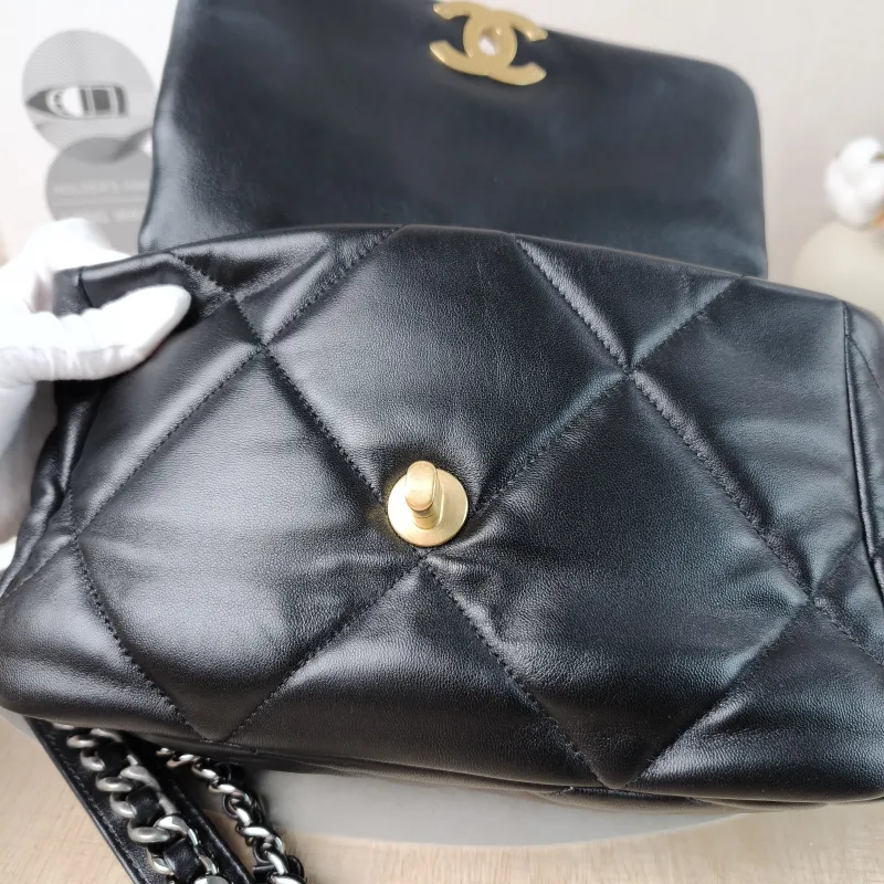 Chanel Crossbody Bag 19Bag Black SL ambskin Small 26 × 9 × 16 cm Microchip Edition — detail view 9 of 12