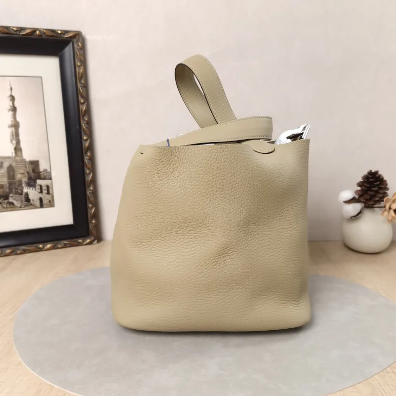 Hermès Top Handle Bag Picotin Lock 22 22S2 Taurillon Clemence TC Calfskin Medium22 × 17 × 21 cm — detail view 15 of 17