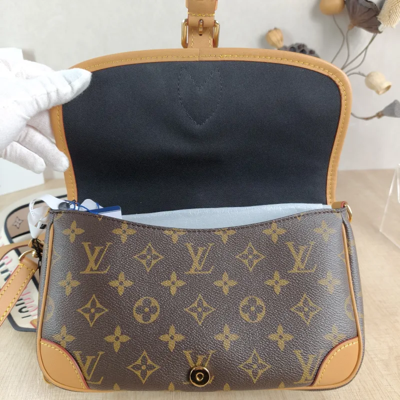 Louis Vuitton Crossbody Bag Diane Baguette Bag Shoulder Strap PVC Small24 × 9 × 15 cm — detail view 9 of 13