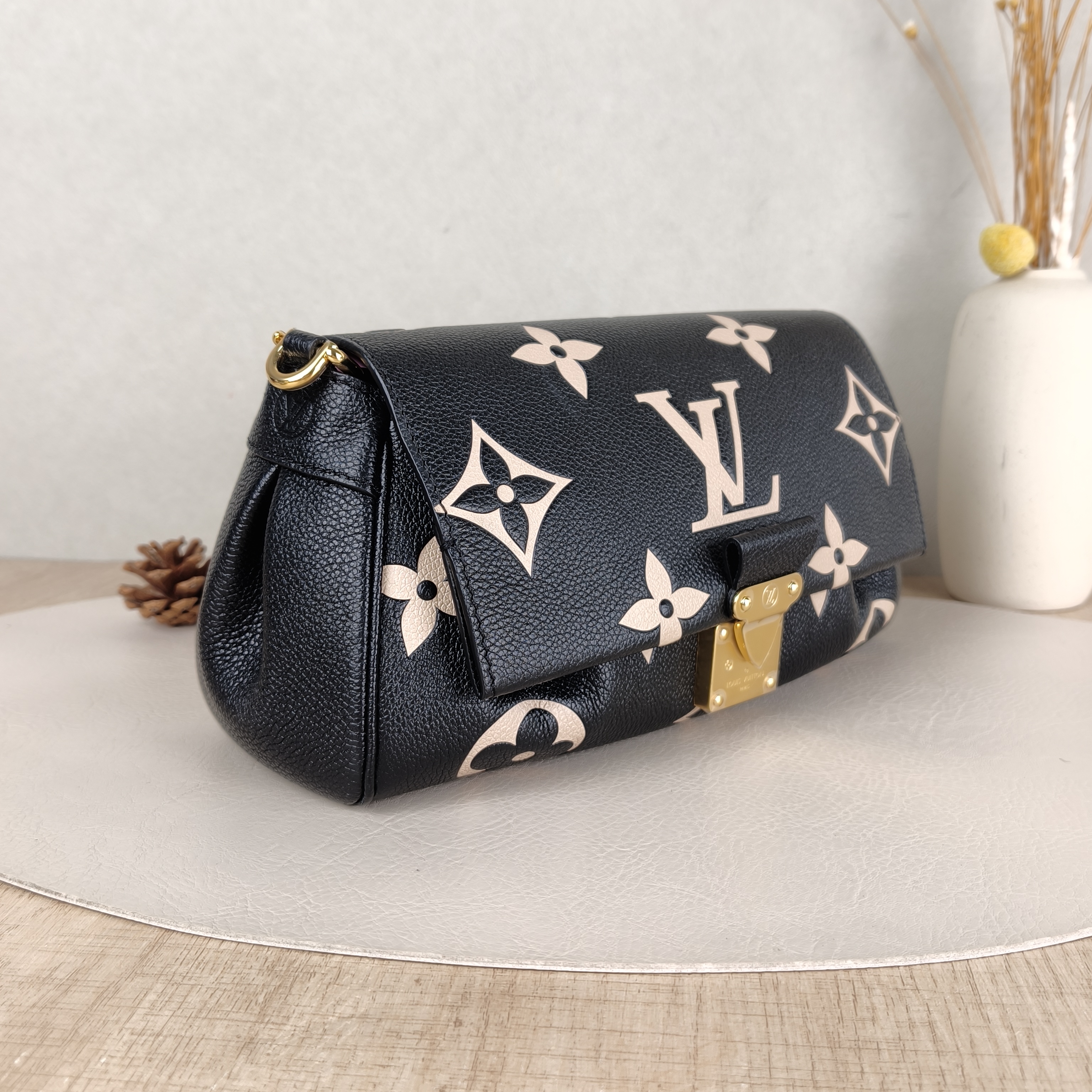 Louis Vuitton Crossbody Bag Favorite Black · White Empreinte Embossed Calfskin Monogram Medium24 × 9 × 14 cm — cover view 5 of 5