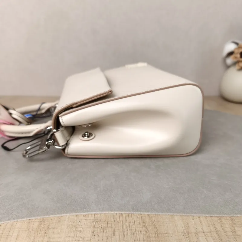 Louis Vuitton Crossbody Bag CLUNY White Epi Embossed Calfskin Mini 20 × 7.5 × 16 cm — detail view 12 of 13