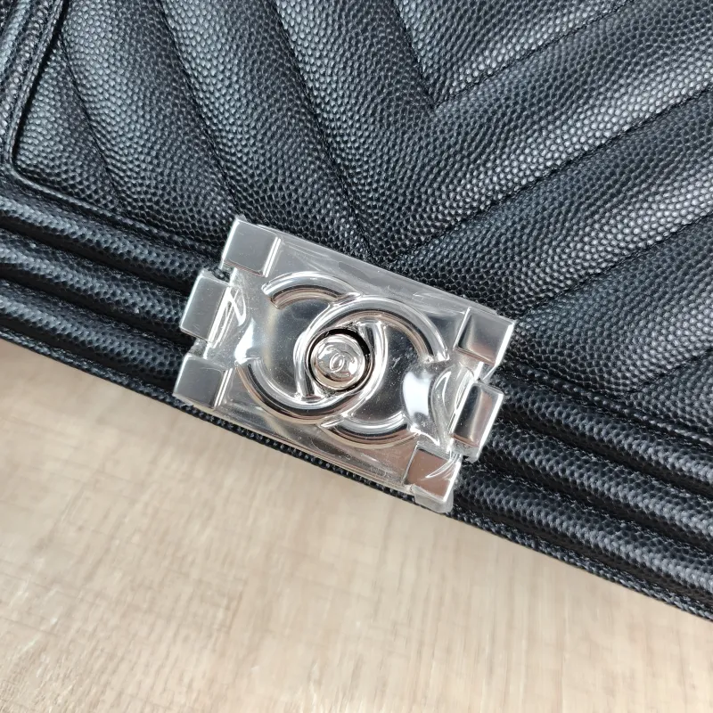 Chanel Crossbody Bag v leboy Black Grained Calfskin Small 20.5 × 8.5 × 12 cm 29 — detail view 1 of 11
