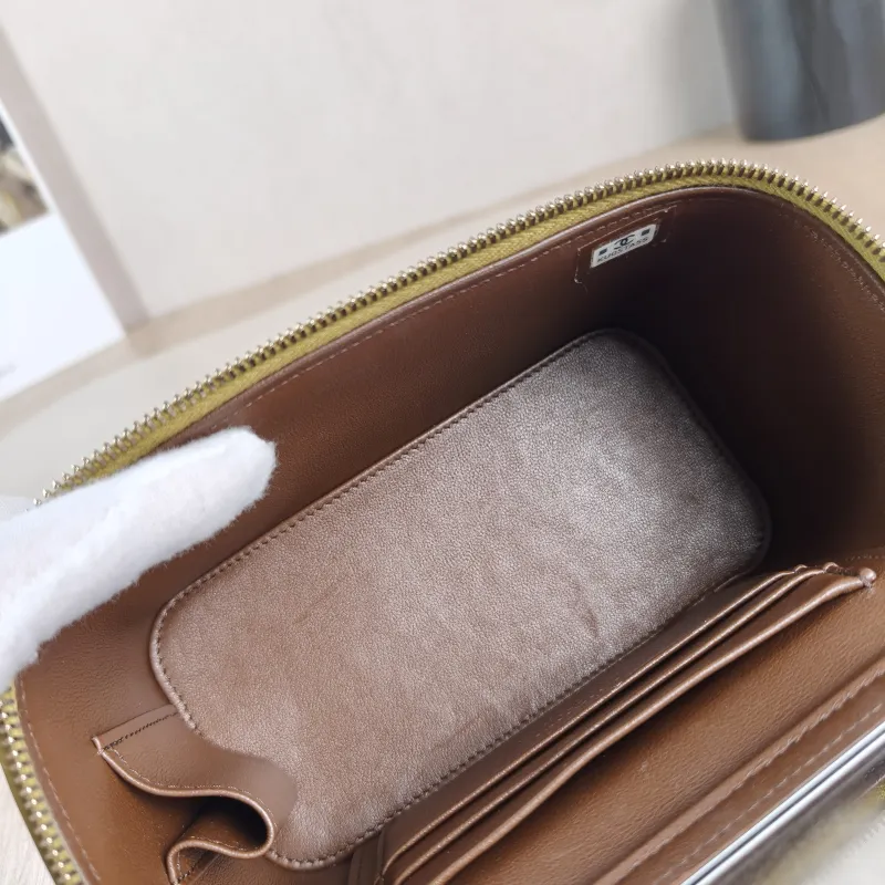 Chanel Crossbody Bag Edition Green Lambskinmini16 × 8 × 9.5 cm — detail view 6 of 14