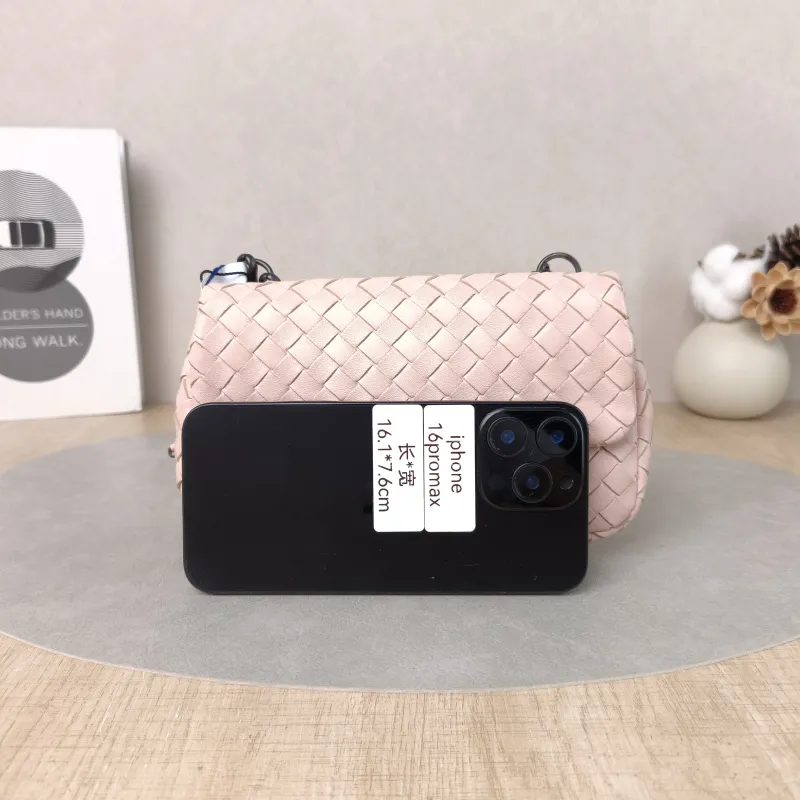 Bottega Veneta Shoulder Bag Woven Messenger Bag Pink Lambskin One Size19 × 5 × 11 cm — cover view 2 of 5