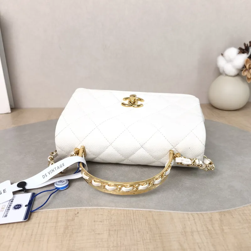 Chanel Crossbody Bag White Calfskin One Size18 × 7 × 11.5 cm — detail view 11 of 12