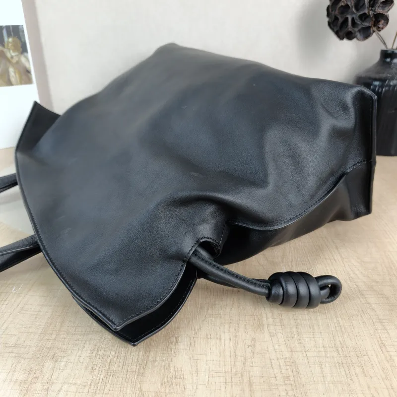 LOEWE Shoulder Bag Flamenco Black Calfskin Large 38 × 14 × 29 cm — detail view 2 of 10