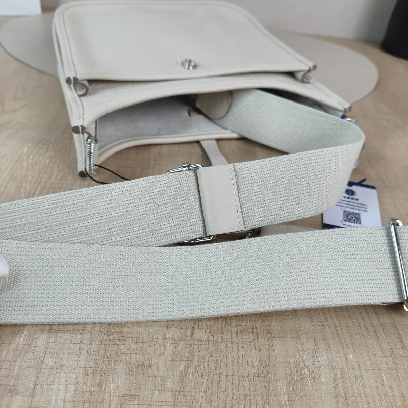Hermès Crossbody Bag Evelyne 23 23 10Craie Taurillon Clemence TC Calfskin 23 × 6 × 24 cm G — detail view 1 of 11