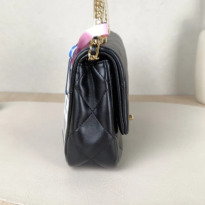 Chanel Crossbody Bag Black Lambskinmini19 × 6 × 12 cm — detail view 3 of 18