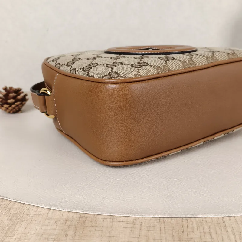GUCCI Crossbody Bag Blondie g Camera Bag Monogram Canvas， mini21 × 8 × 15.5 cm — detail view 12 of 12