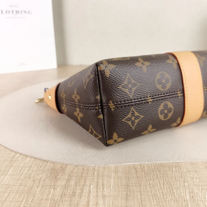 Louis Vuitton Shoulder Bag Pochette Mia Monogram PVC One Size 22 × 8 × 14.5 cm — detail view 10 of 10