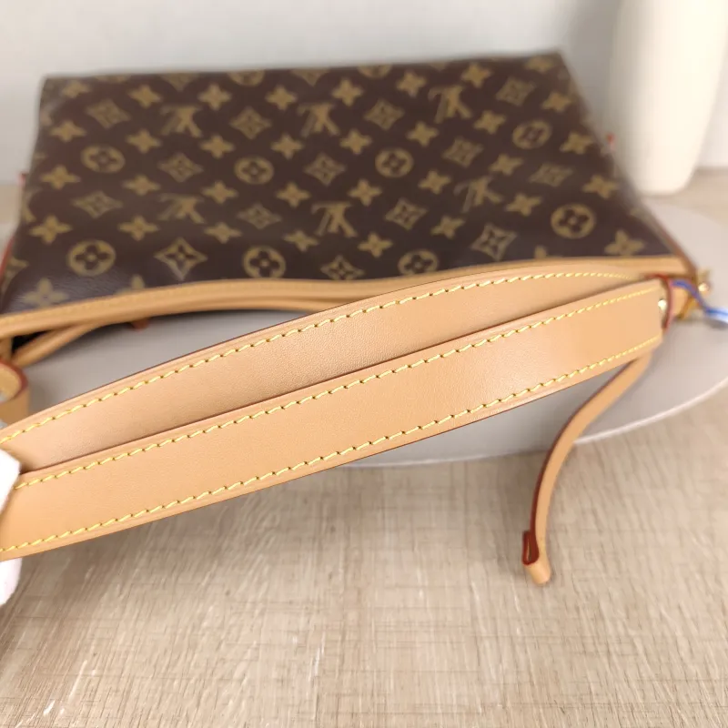 Louis Vuitton Shoulder Bag Carryall East West Monogram PVC 36 × 10 × 19 cm — detail view 7 of 13