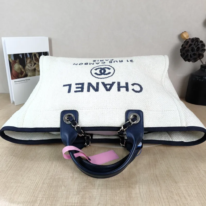 Chanel Shoulder Bag White One Size 39 × 19 × 29 cm 23 — detail view 5 of 11