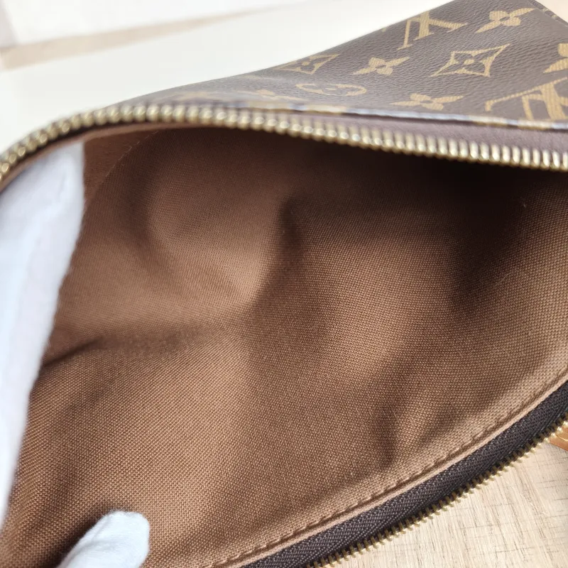 Louis Vuitton Shoulder Bag Pochette Accessoires Monogram PVC One Size22 × 4 × 13 cm — detail view 4 of 12