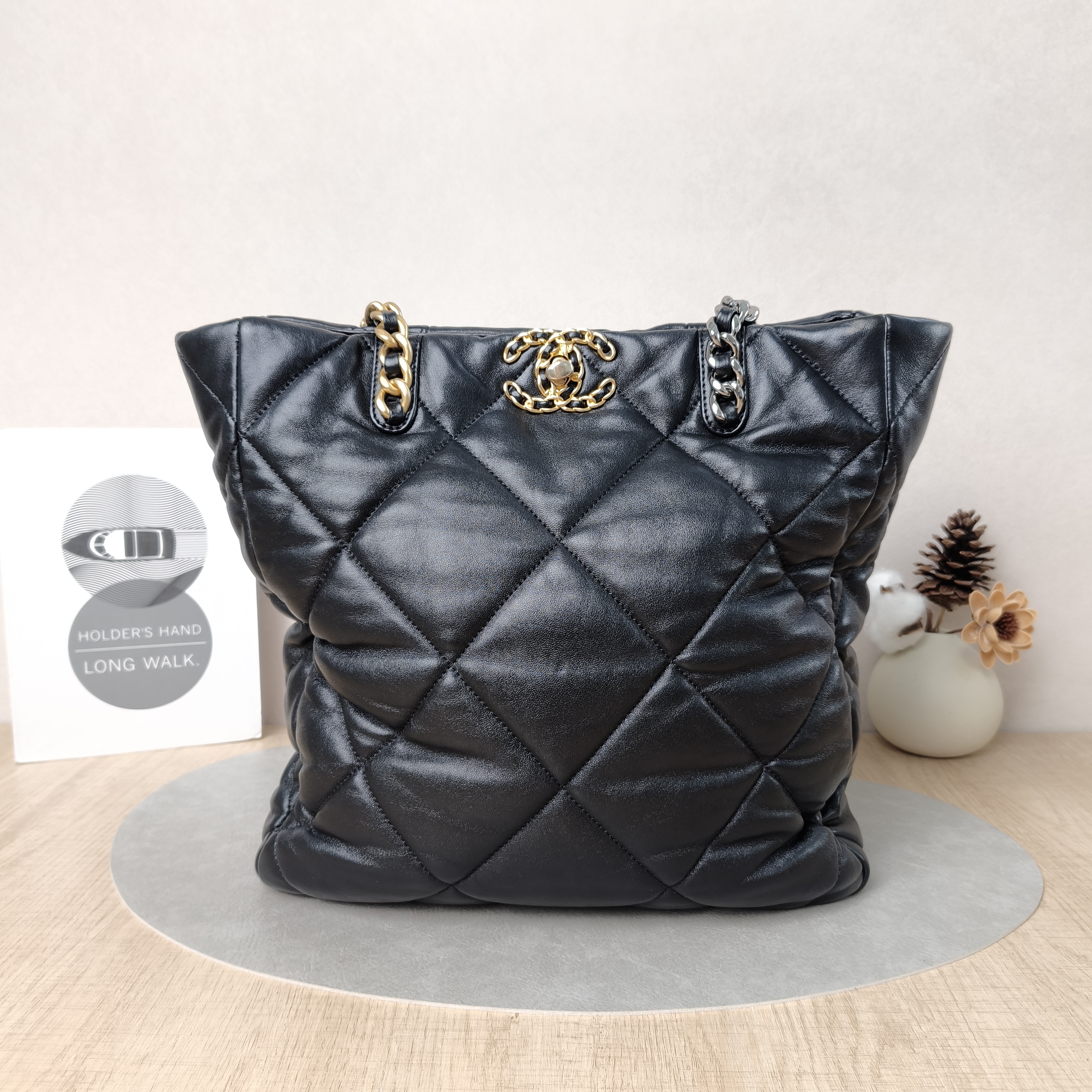 Chanel Shoulder Bag19Bag Shopping Bag Shopping Tote Black Lambskin One Size30 × 10 × 37 cm