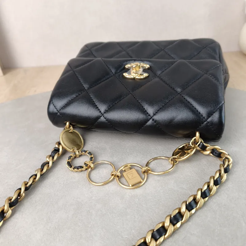Chanel Crossbody Bag Black Calfskin 18 × 6.5 × 15 cm — detail view 8 of 13