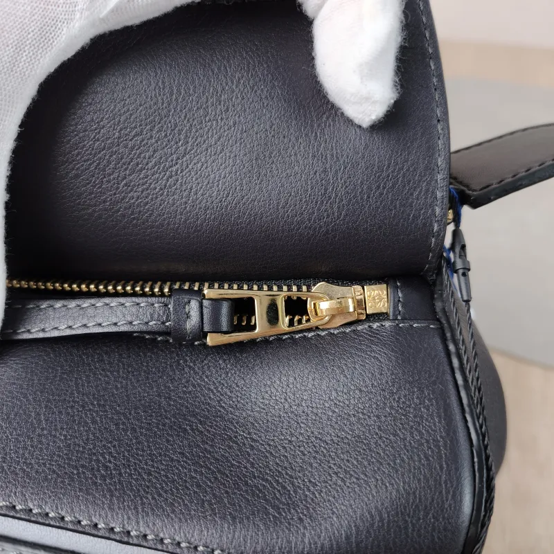 LOEWE Crossbody Bag Puzzle Colorblock Calfskin Medium 29 × 14 × 19.5 cm — detail view 11 of 15
