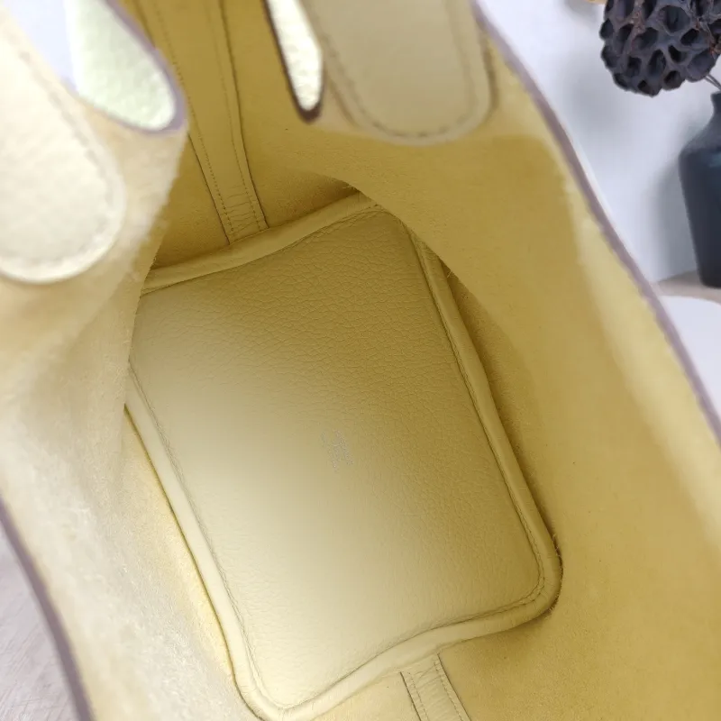 Hermès Top Handle Bag Picotin Lock 18 18 Taurillon Clemence TC Calfskin Small18 × 13 × 18 cm — detail view 2 of 9