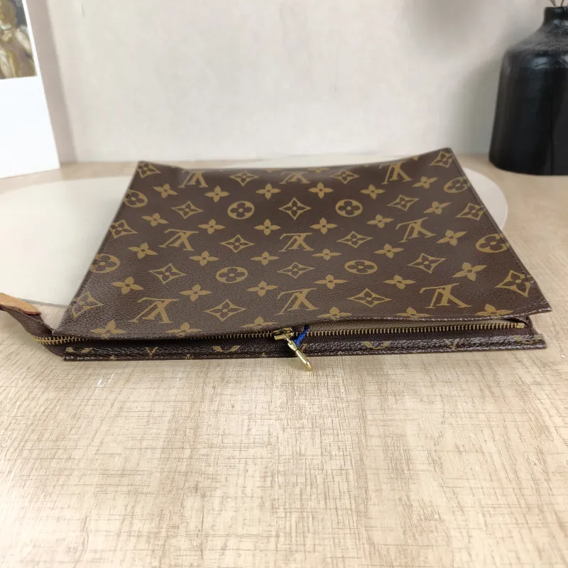 Louis Vuitton Clutch26 Monogram PVC Large25 × 5.5 × 20 cm — detail view 5 of 9